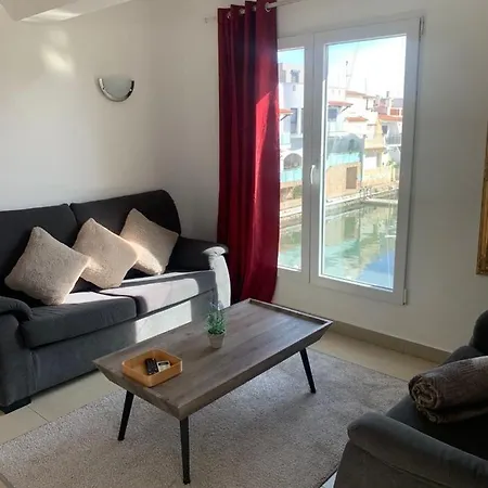 Waterside - Two Bedroom Apartmán