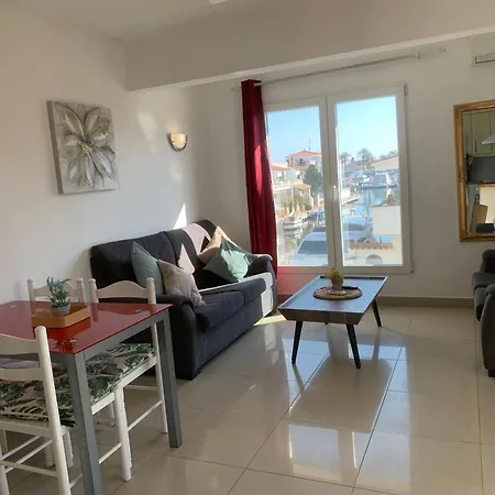 Waterside - Two Bedroom Apartmán *