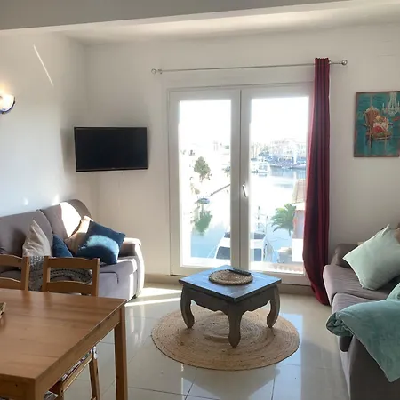 Waterside - Two Bedroom Apartmán