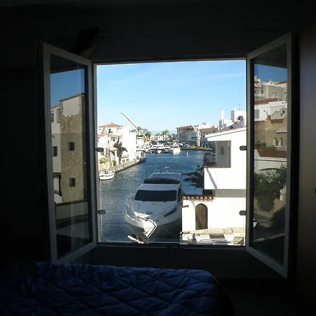 Waterside - Two Bedroom Apartmán
